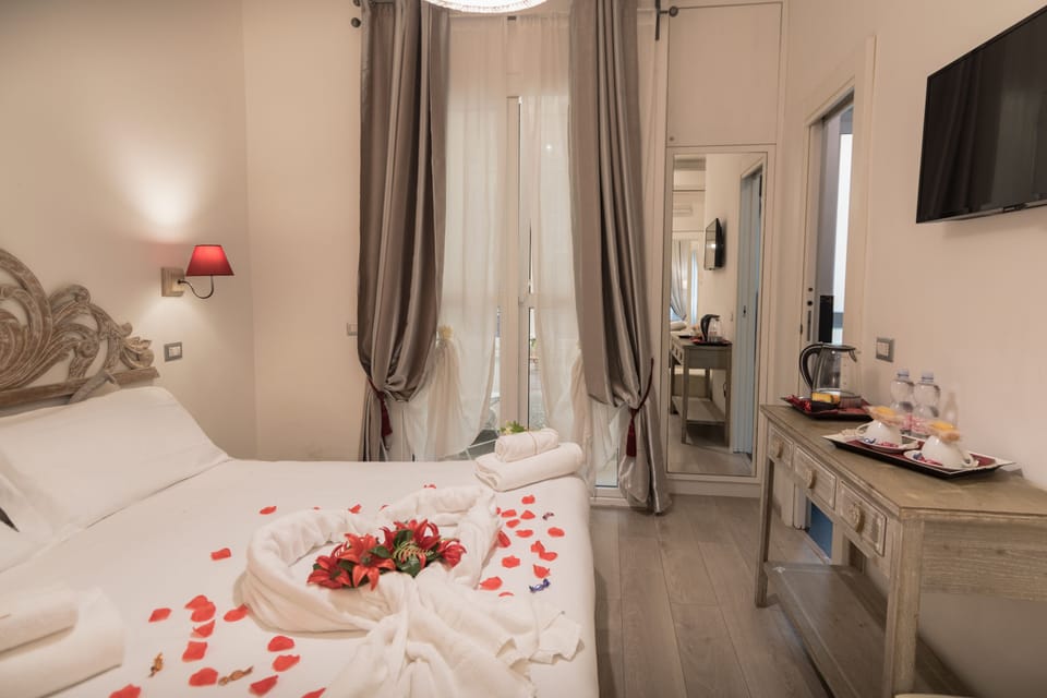 Luxury Room, 1 Bedroom (M3) | Desk, soundproofing, free WiFi