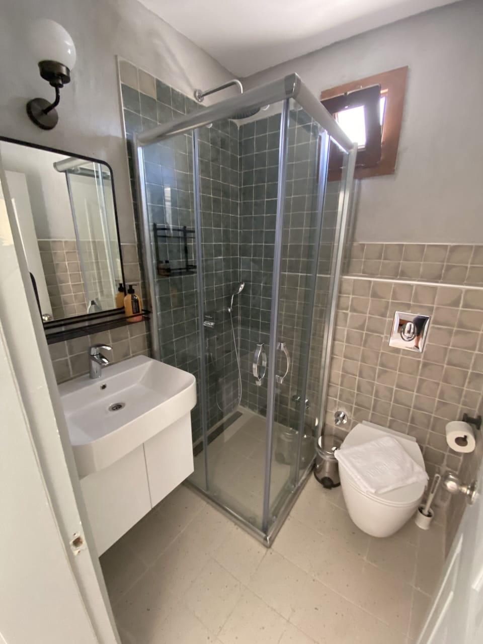 Family Suite | Bathroom | Shower, free toiletries, hair dryer, slippers