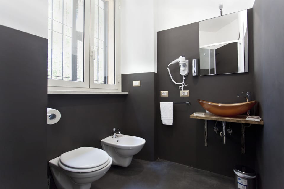 Shower, rainfall showerhead, free toiletries, hair dryer
