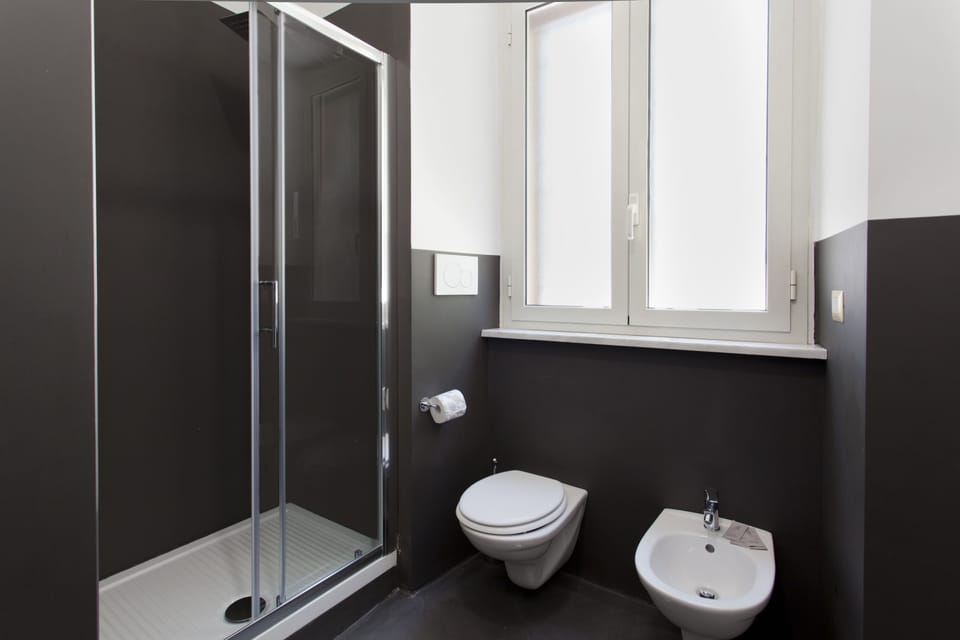 Luxury Quadruple Room, Connecting Rooms (5) | Bathroom | Shower, rainfall showerhead, free toiletries, hair dryer