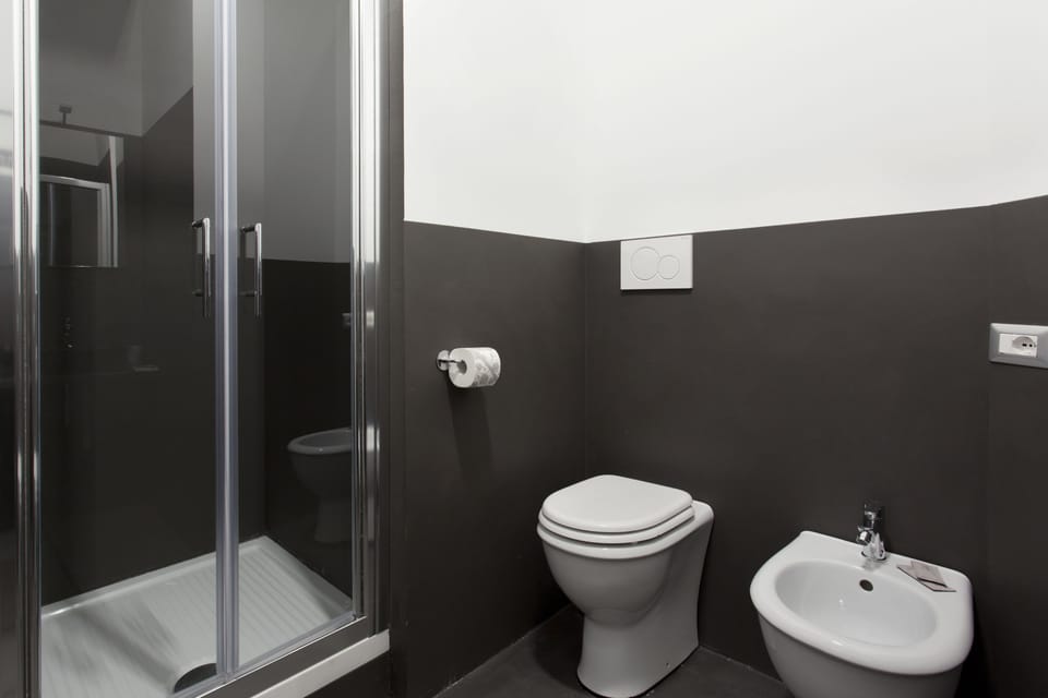 Shower, rainfall showerhead, free toiletries, hair dryer