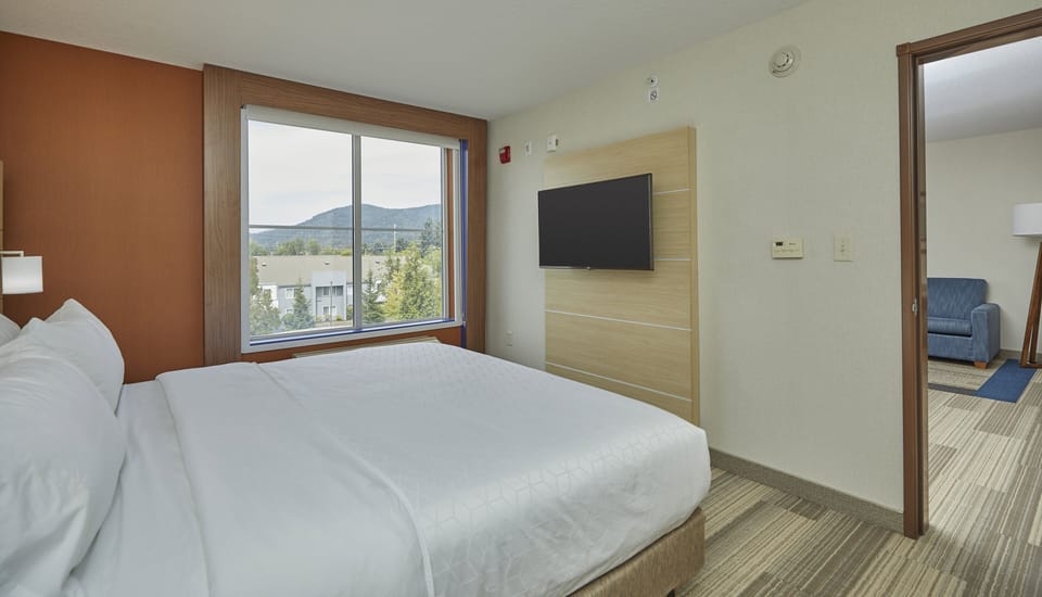 In-room safe, desk, laptop workspace, iron/ironing board