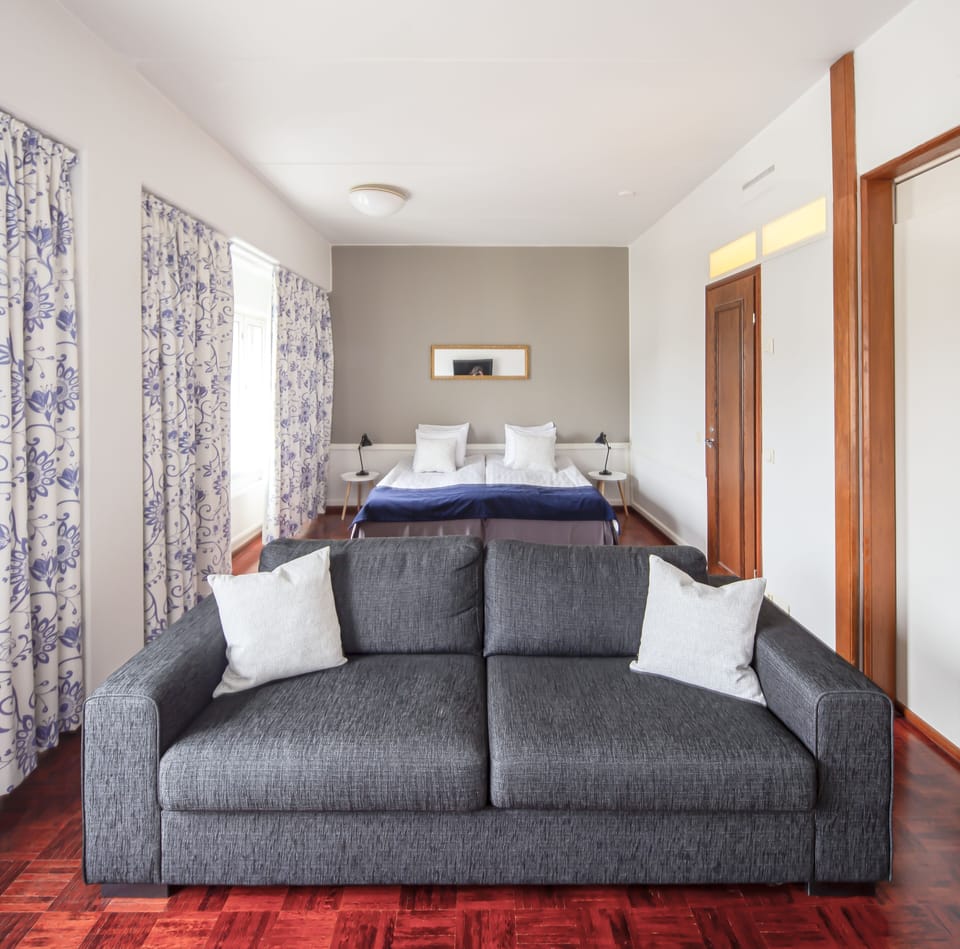 Studio Suite | Blackout drapes, iron/ironing board (on request), WiFi (free)