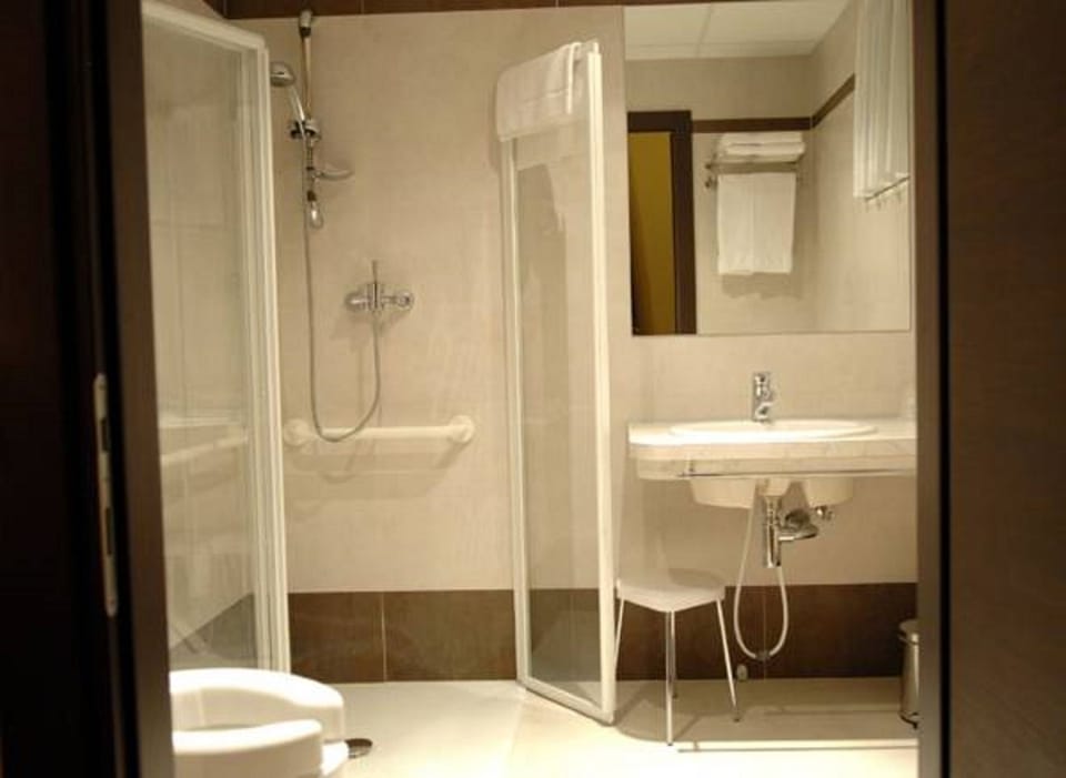 Comfort Double Room, 1 Bedroom | Bathroom | Shower, hair dryer, bidet, towels