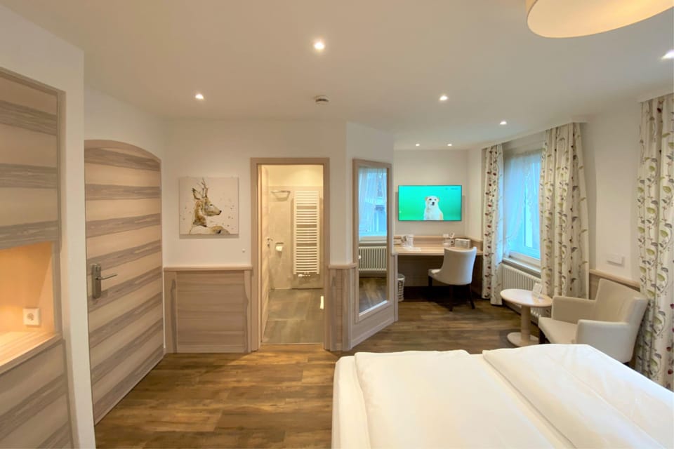 Comfort Double Room | Minibar, in-room safe, desk, soundproofing