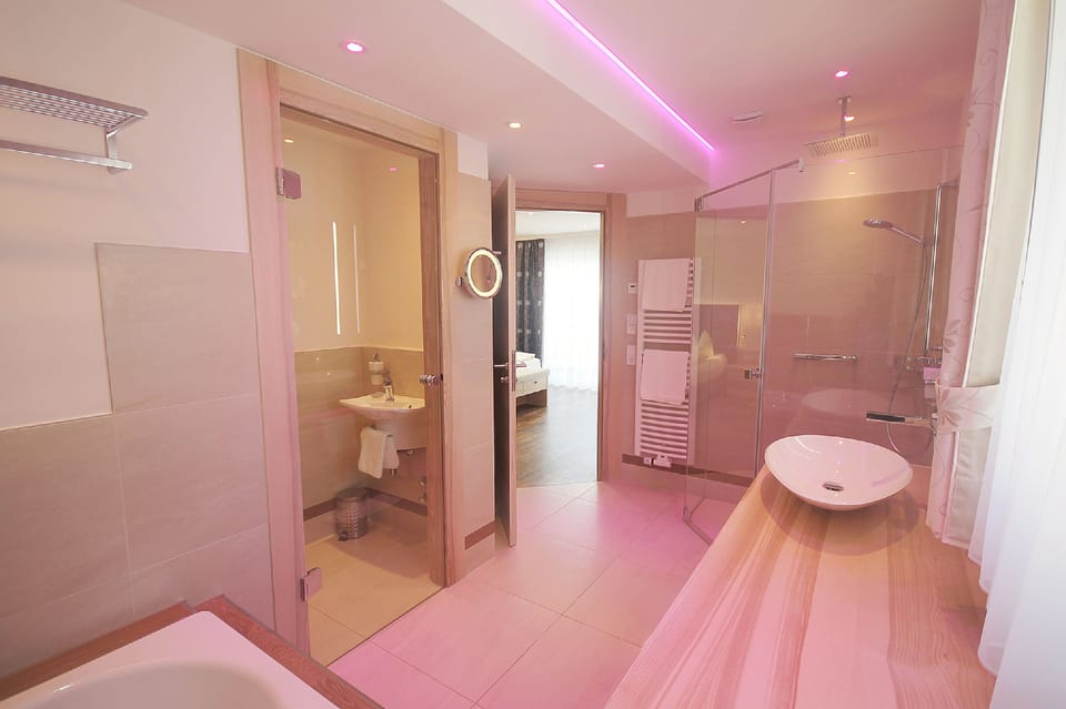 Suite | Bathroom | Shower, free toiletries, hair dryer, bathrobes