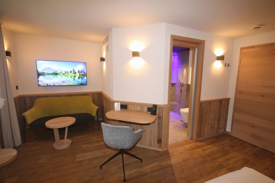 Double Room (Alpin) | Living area | 100-cm flat-screen TV with cable channels, TV