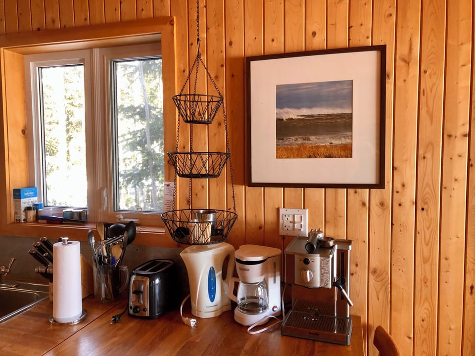 Full-size fridge, microwave, oven, coffee/tea maker