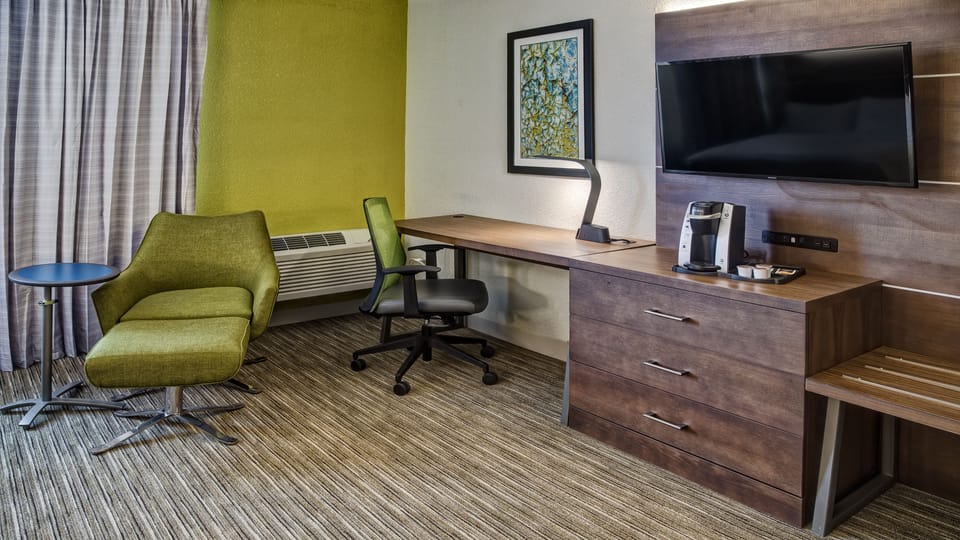 In-room safe, desk, iron/ironing board, rollaway beds (surcharge)