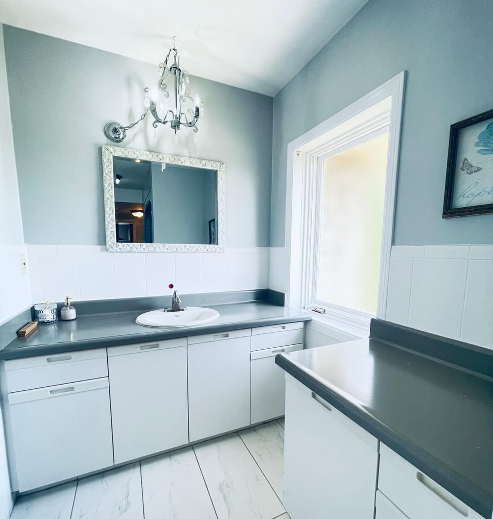 Design Room, 1 King Bed | Bathroom | Combined shower/tub, free toiletries, hair dryer, slippers