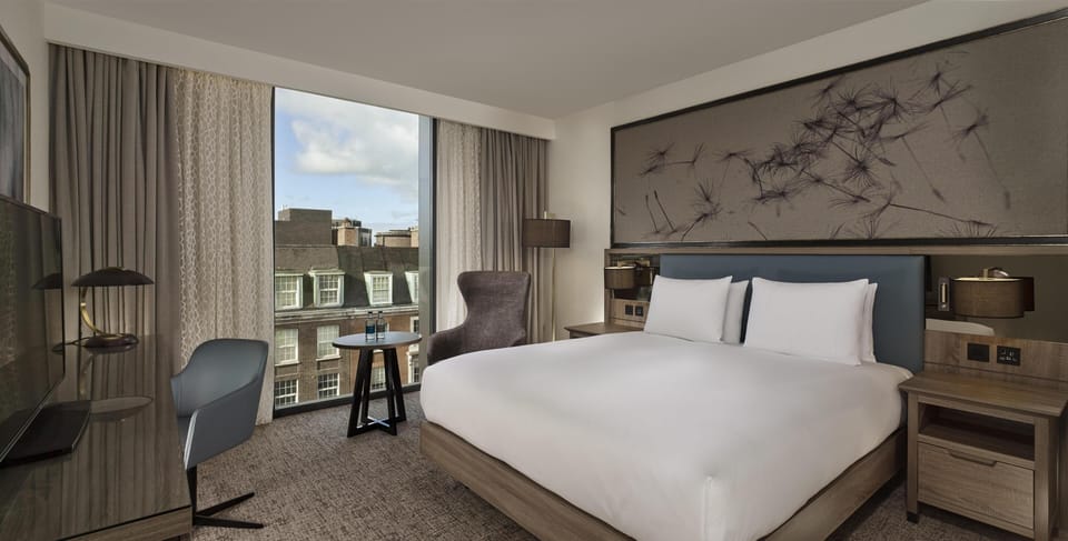 Room, 1 King Bed, Non Smoking | Hypo-allergenic bedding, in-room safe, desk, laptop workspace