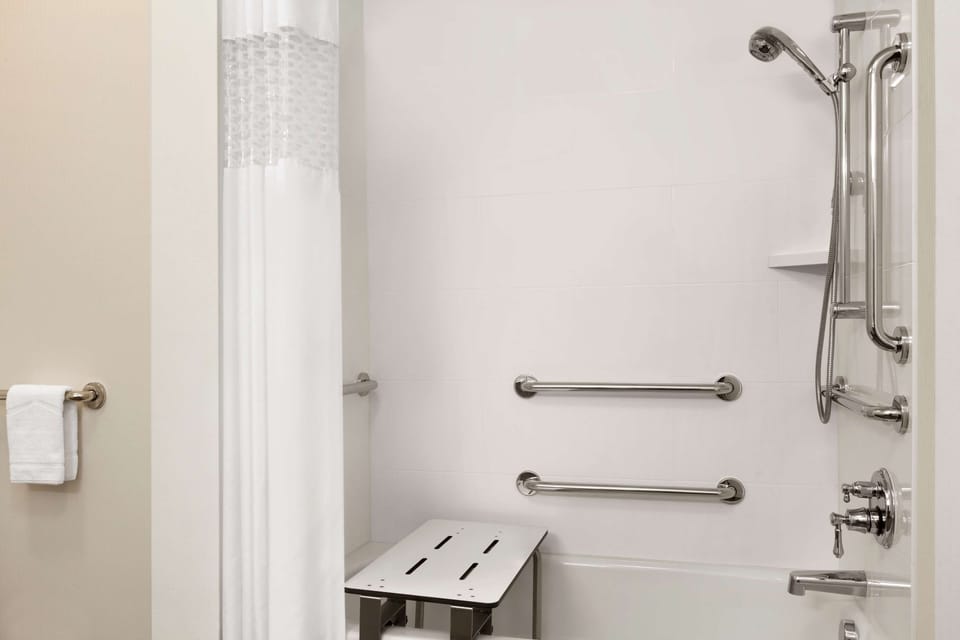 Combined shower/tub, free toiletries, hair dryer, towels