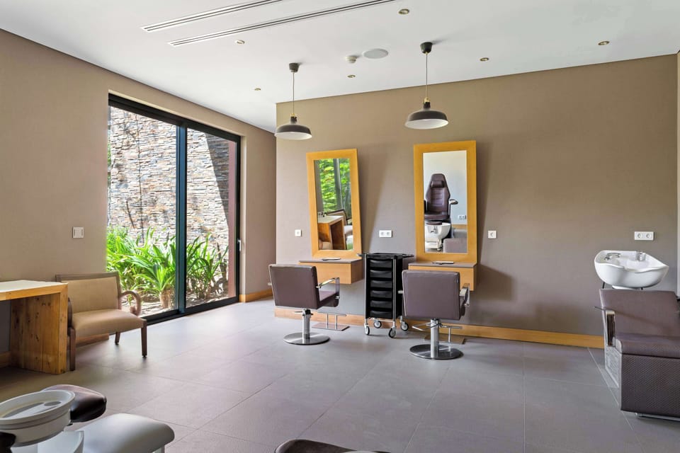 Couples treatment rooms, sauna, steam room, body treatments