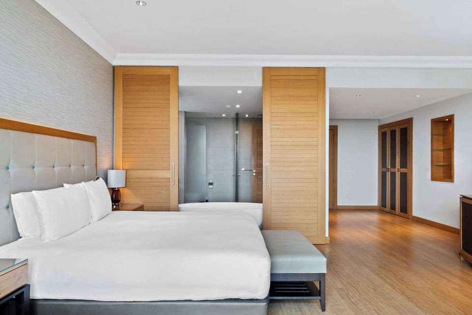 Deluxe Room, 1 King Bed | Premium bedding, pillowtop beds, minibar, in-room safe
