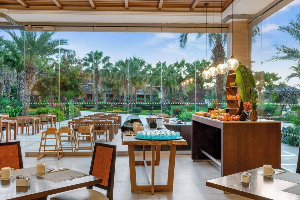 4 restaurants, breakfast, lunch served; local and international cuisine