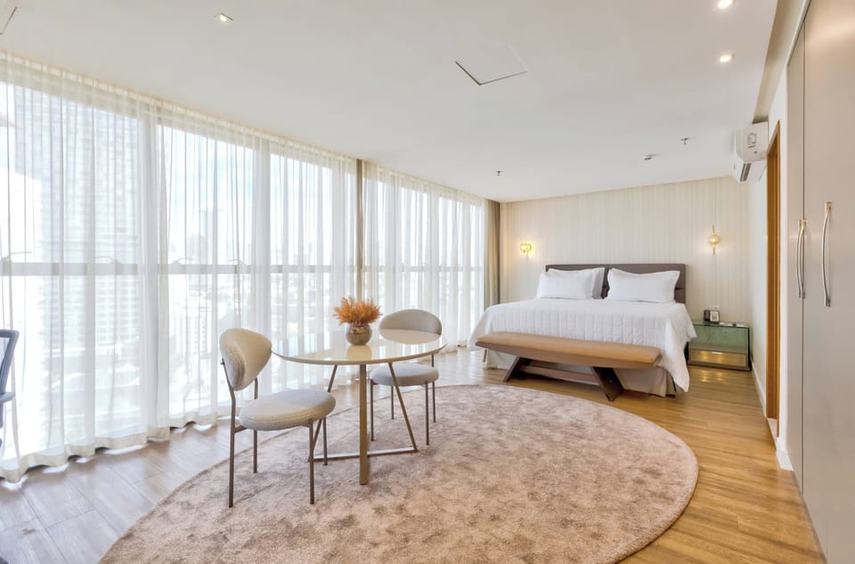 Suite, 1 King Bed | Premium bedding, minibar, in-room safe, desk