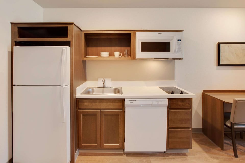 Full-size fridge, microwave, oven, stovetop