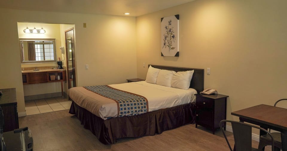 One King | Iron/ironing board, rollaway beds, free WiFi, bed sheets