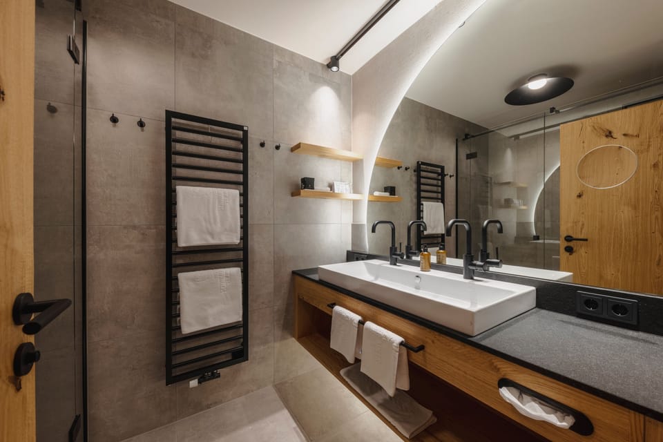 Deluxe Double Room | Bathroom | Eco-friendly toiletries, hair dryer, bathrobes, slippers