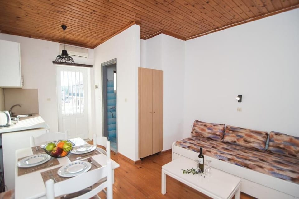 Apartment, Multiple Beds, Sea View, Beachside | Private kitchenette | Fridge, stovetop, electric kettle, cookware/dishes/utensils