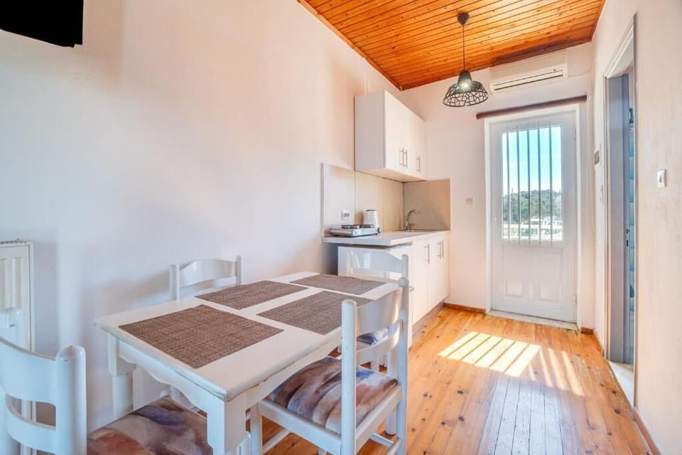 Apartment, Multiple Beds, Sea View, Beachside | Private kitchenette | Fridge, stovetop, electric kettle, cookware/dishes/utensils