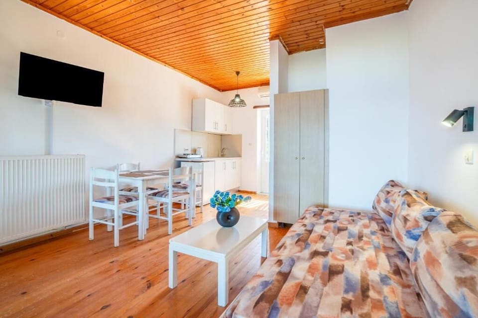 Apartment, Multiple Beds, Sea View, Beachside | Living area