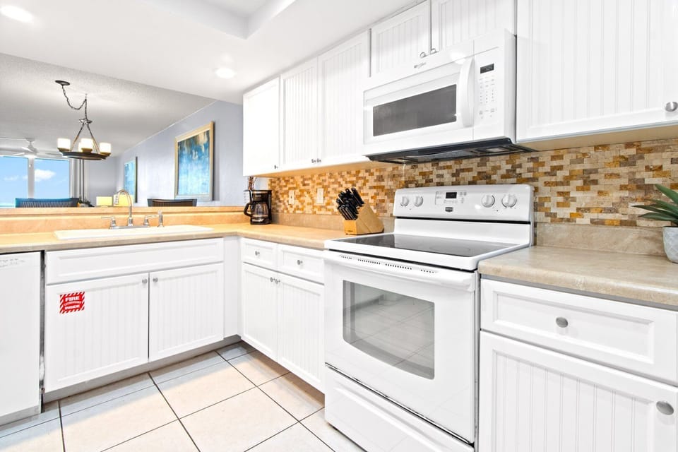 Apartment (2 Bedrooms) | Private kitchen | Fridge, microwave, oven, coffee/tea maker