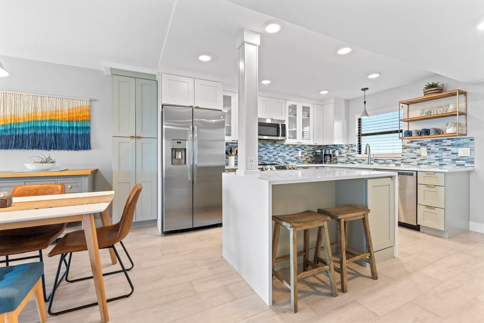 Deluxe Two-Bedroom Apartment - Direct Ocean View - Pet-Friendly - Unit #604 | Private kitchen | Fridge, microwave, oven, stovetop