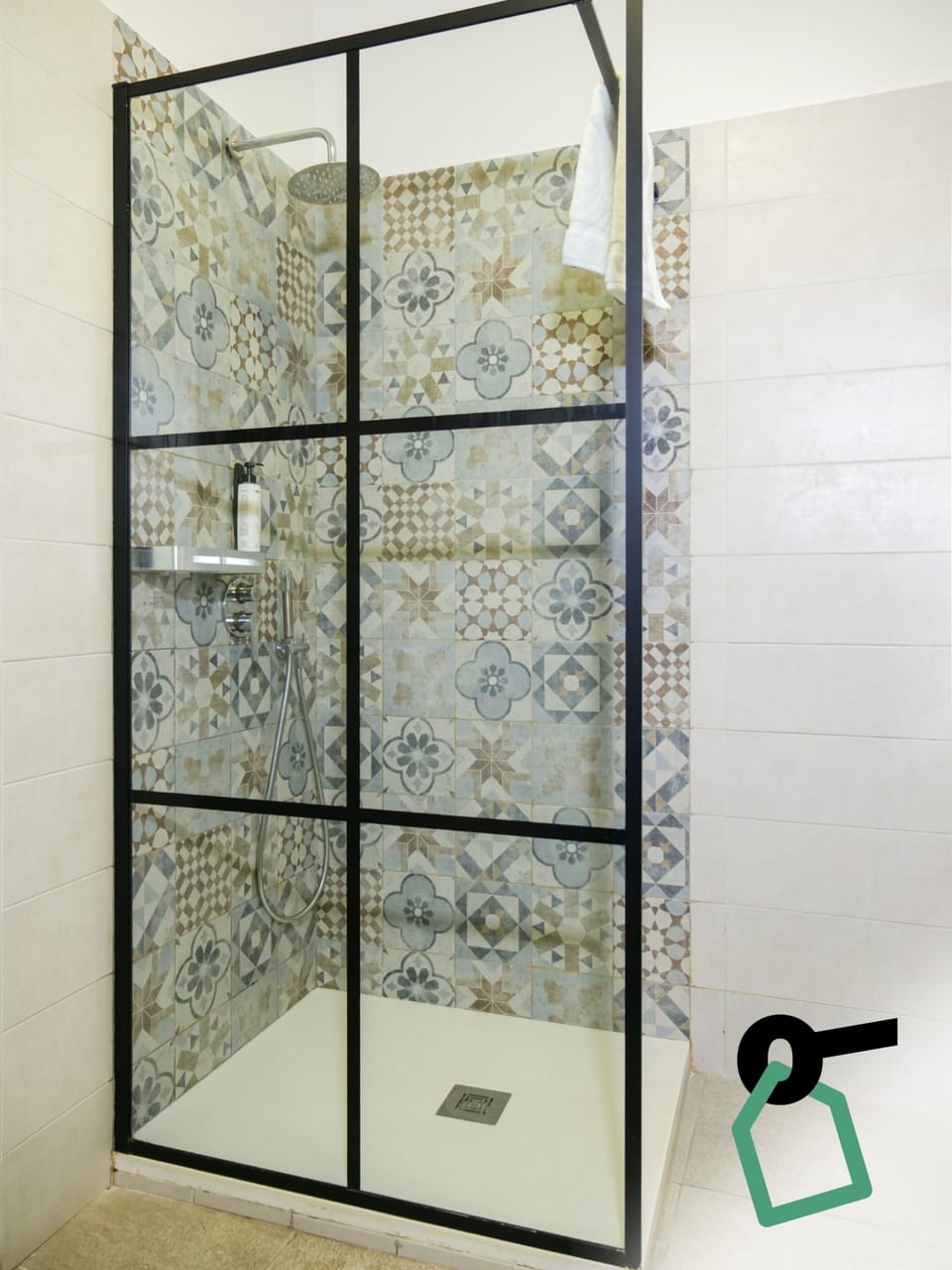 Shower, rainfall showerhead, free toiletries, hair dryer