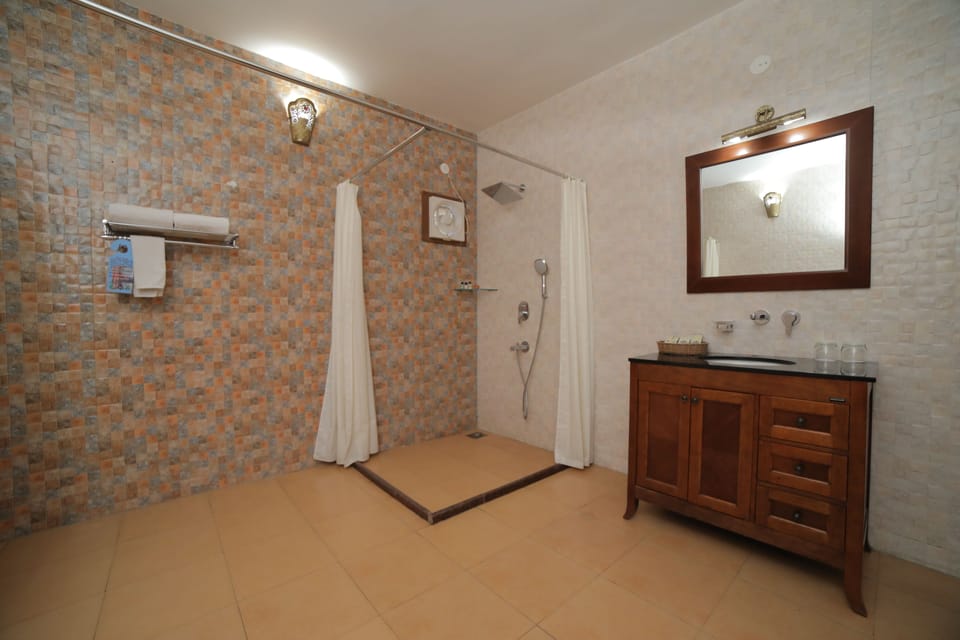 Royal Suite, 1 King Bed | Bathroom sink