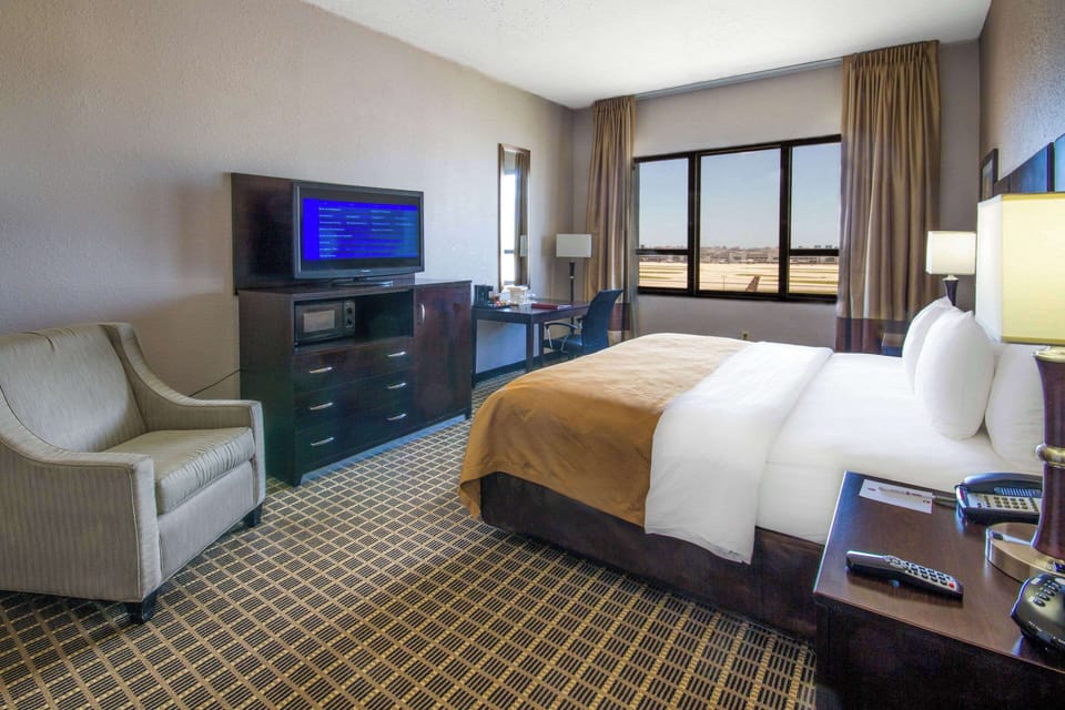 Standard Room, 1 King Bed, Non Smoking | Premium bedding, in-room safe, laptop workspace, soundproofing