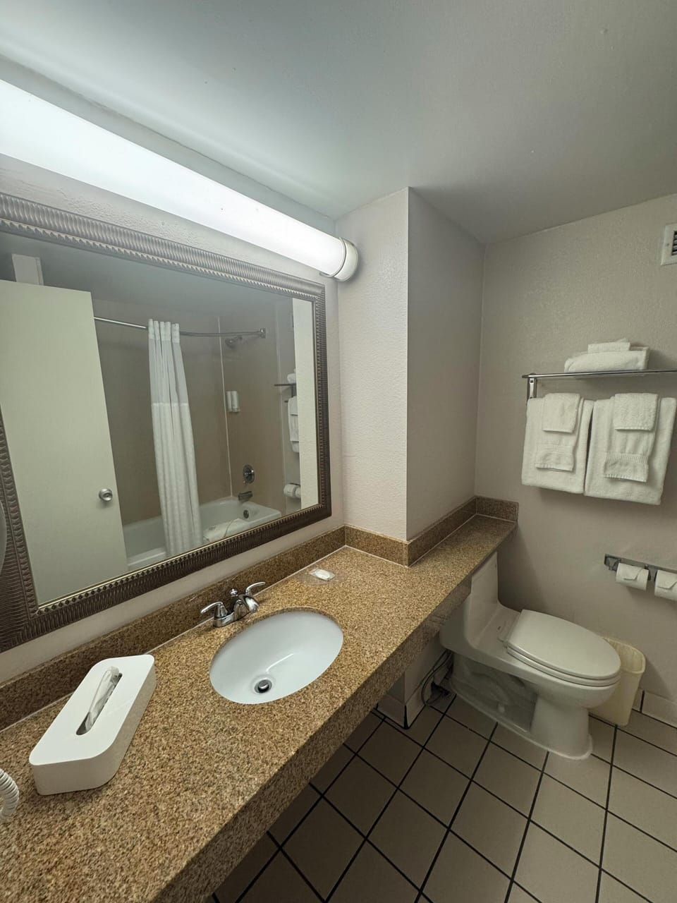 Combined shower/tub, hair dryer, towels