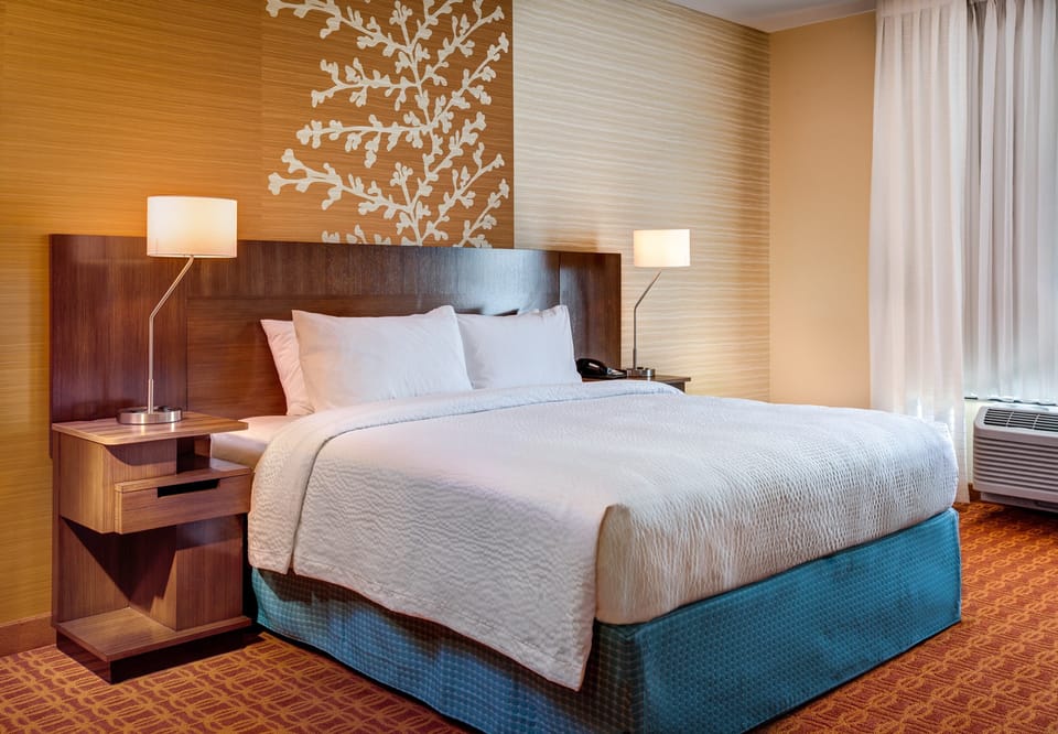 Egyptian cotton sheets, premium bedding, pillowtop beds, desk