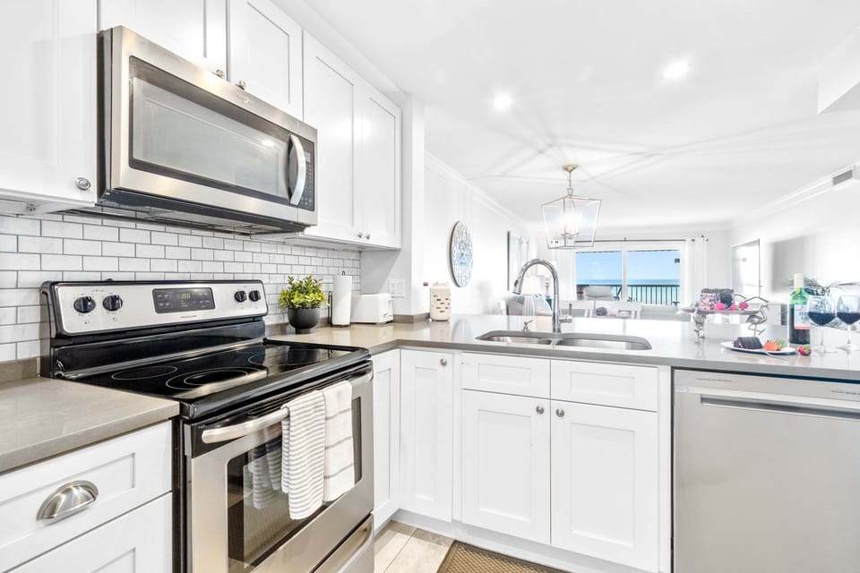 Direct Ocean View Deluxe Three-Bedroom Apartment - Unit 71 | Private kitchen | Fridge, microwave, oven, coffee/tea maker