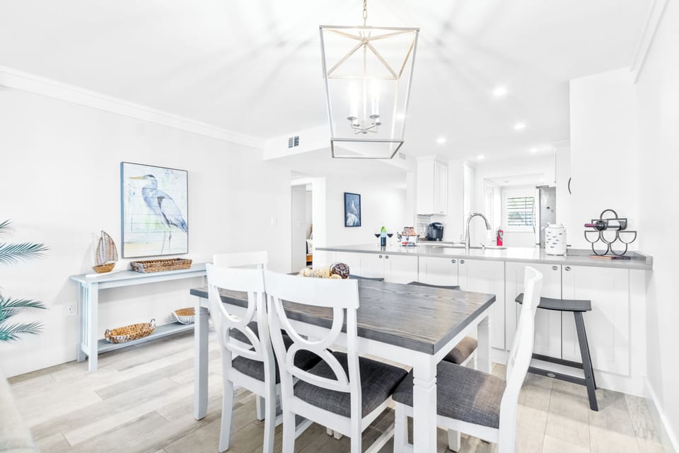 Direct Ocean View Deluxe Three-Bedroom Apartment - Unit 71 | In-room dining