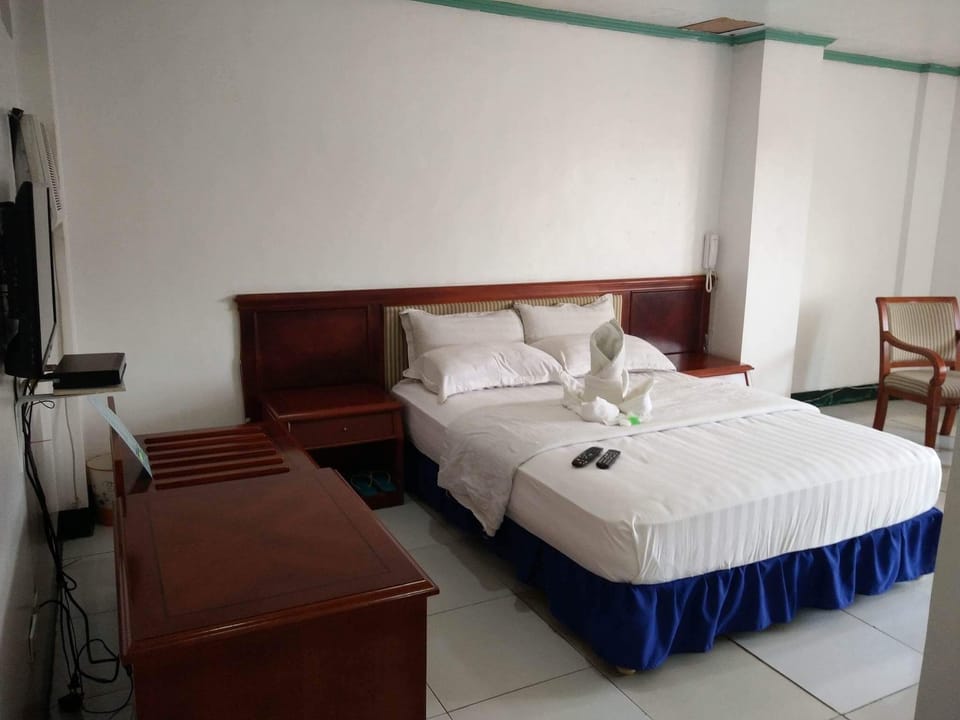 VIP Room | Desk, bed sheets