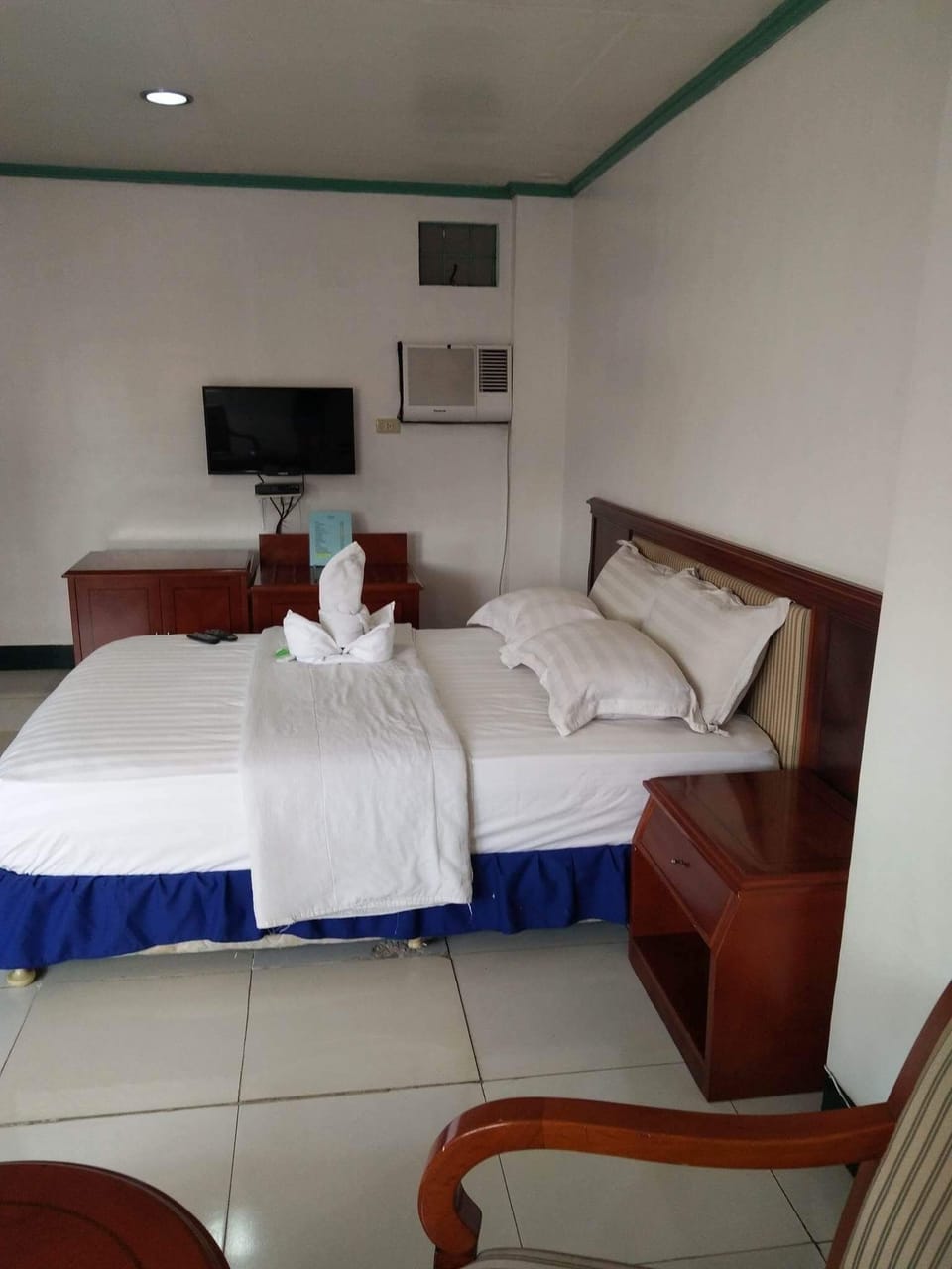 VIP Room | Desk, bed sheets