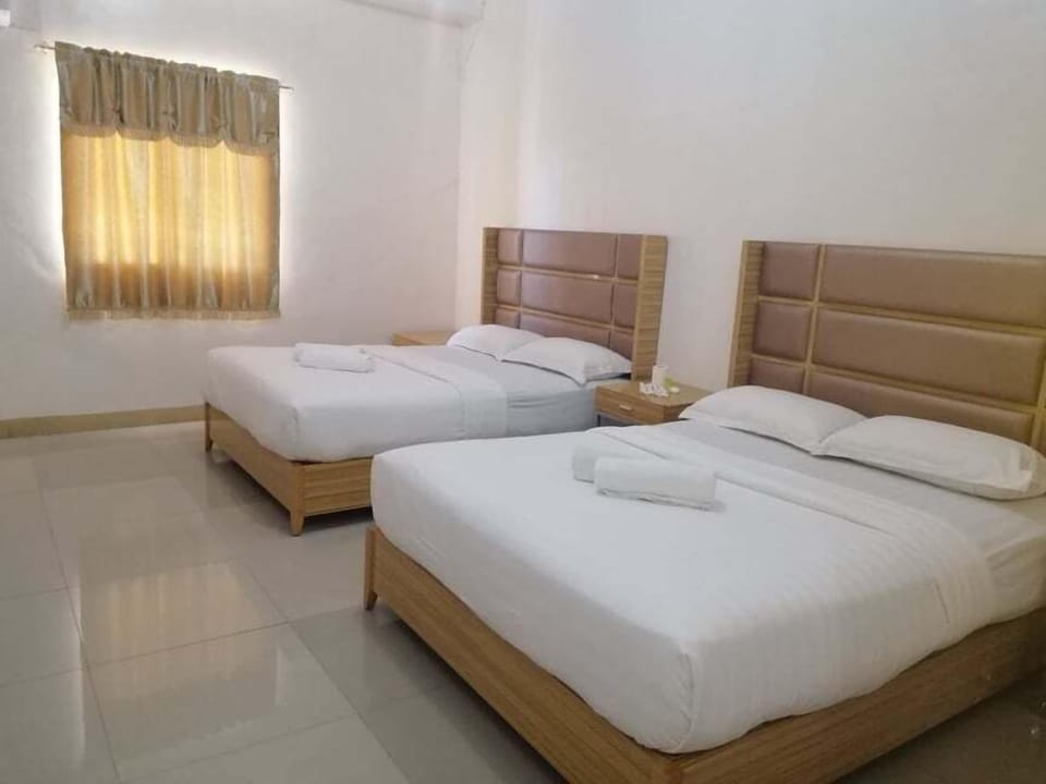 Family Room | Desk, WiFi (free), bed sheets