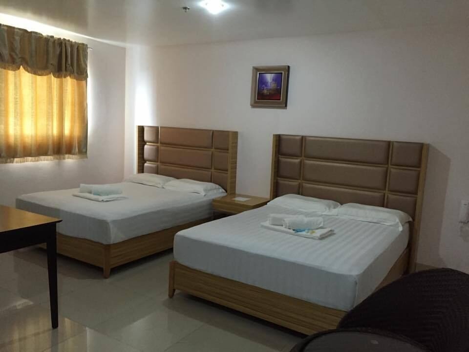 Family Room | Desk, WiFi (free), bed sheets