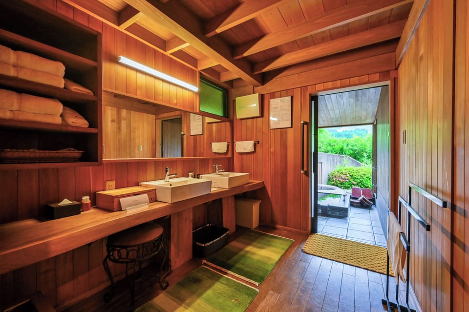 Accessible Japanese Western Style Room with Mountain View, SEKICHIKU | Bathroom | Separate tub and shower, spring water tub, free toiletries, hair dryer