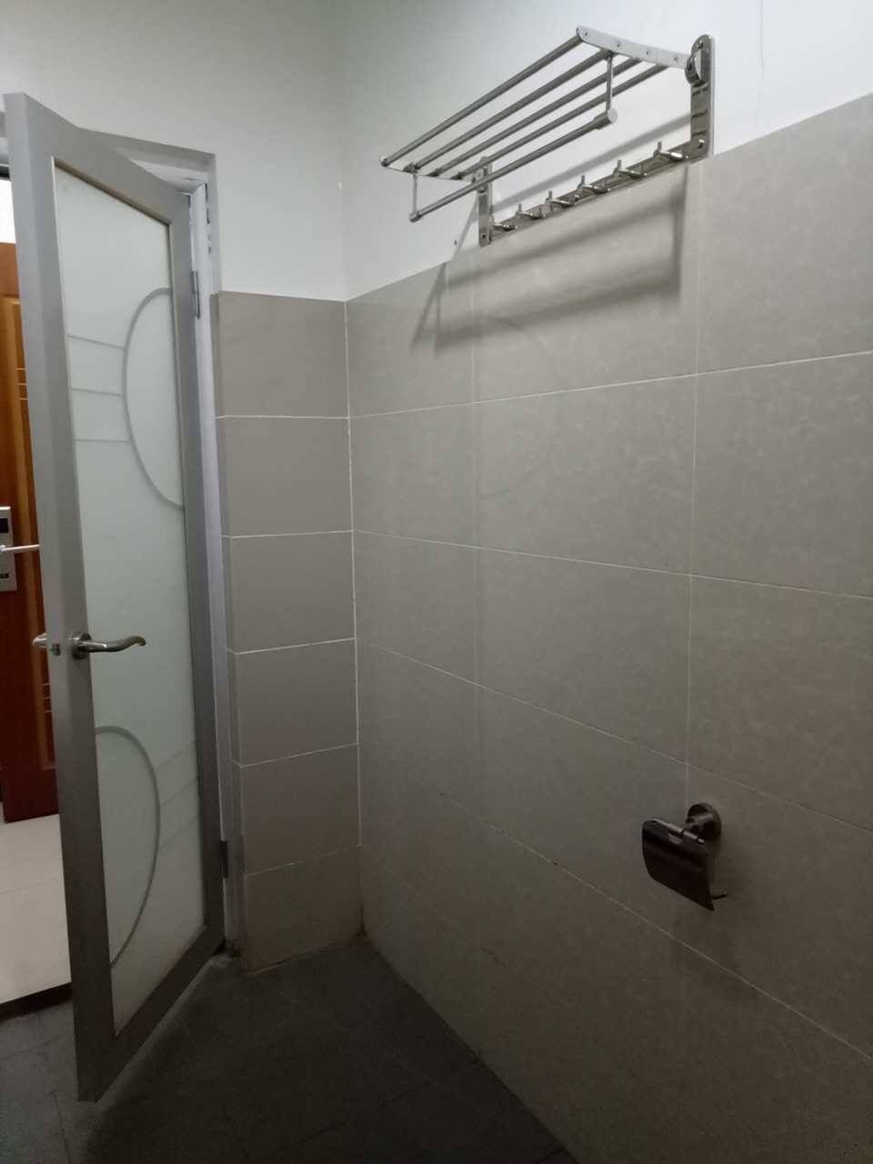 Shower, free toiletries, slippers, bidet