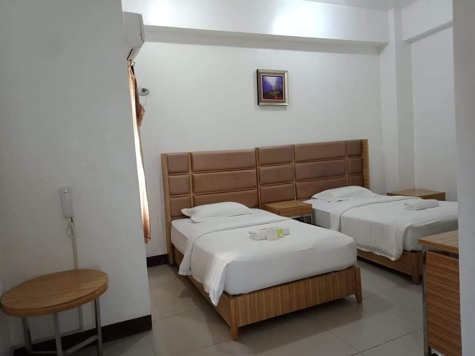 Twin Deluxe Room | Desk, WiFi (free), bed sheets