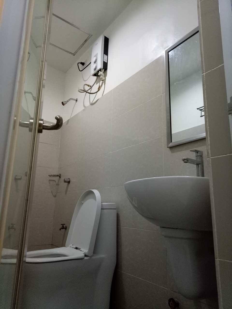 Shower, free toiletries, slippers, bidet