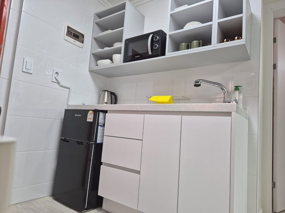 Full-size fridge, microwave, stovetop, coffee/tea maker
