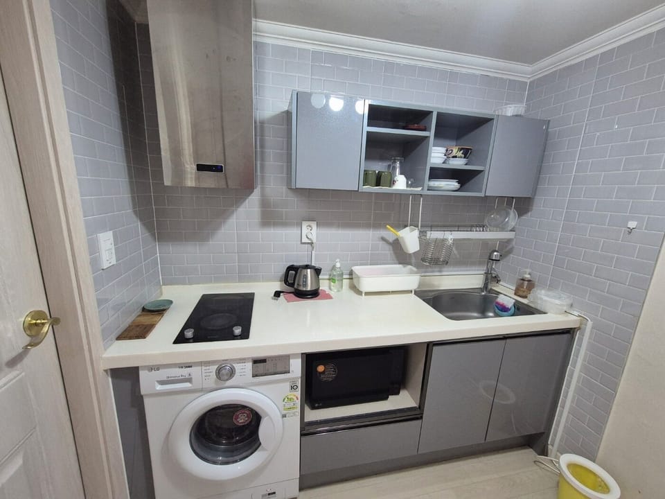 Full-size fridge, microwave, stovetop, coffee/tea maker
