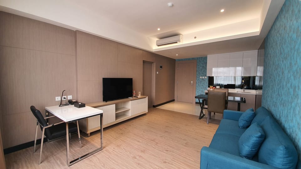 Junior Suite | Living area | 40-inch LCD TV with cable channels, TV, fireplace