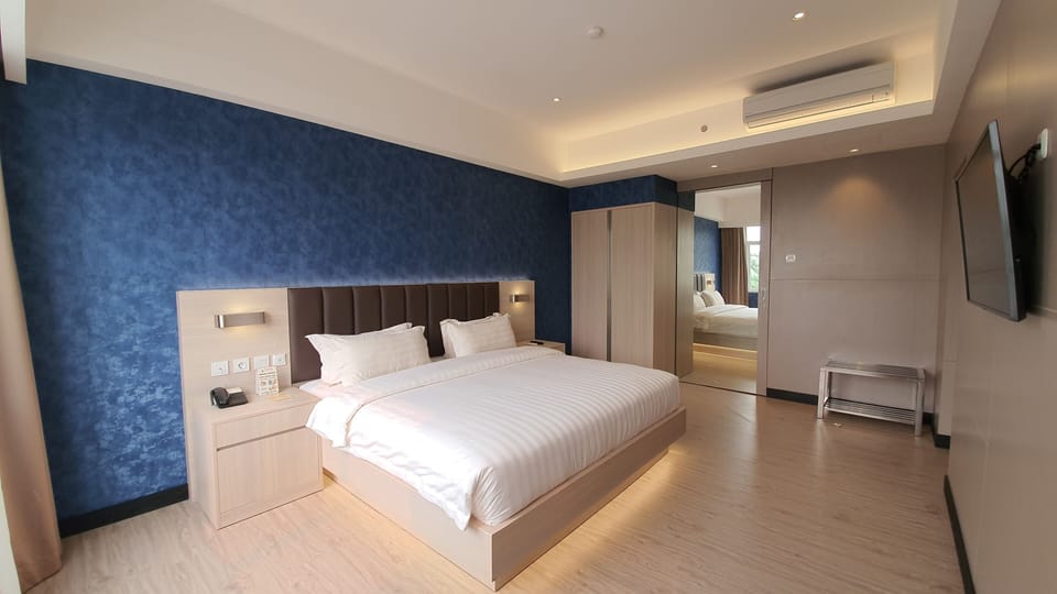 Junior Suite | Living area | 40-inch LCD TV with cable channels, TV, fireplace