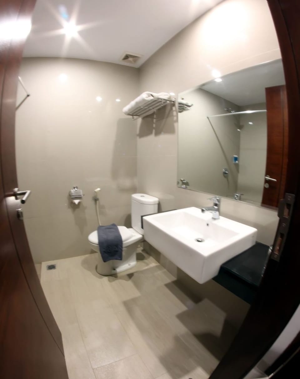 Superior Double Room | Bathroom | Shower, free toiletries, hair dryer (on request), slippers