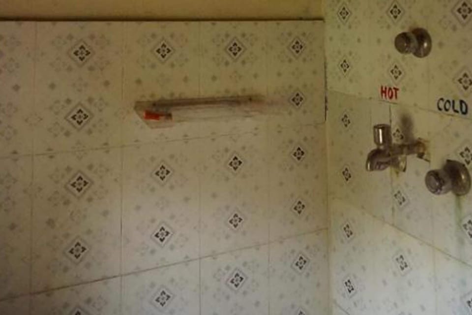 Basic Double Room | Bathroom shower