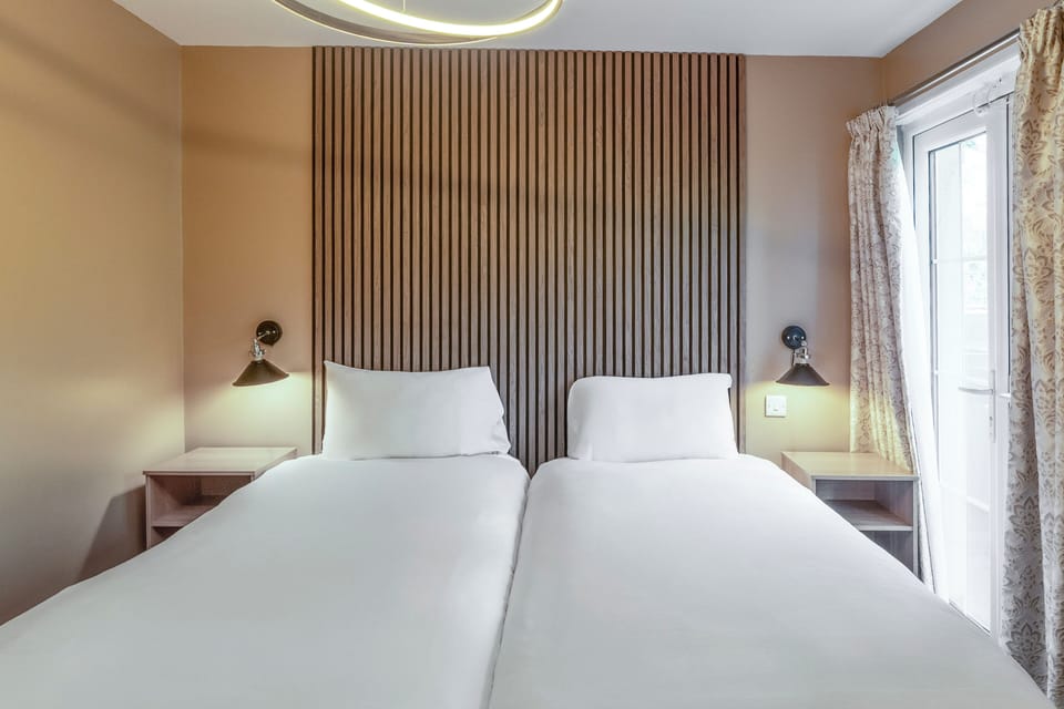 Executive Twin Room | Desk, iron/ironing board, WiFi (free), bed sheets